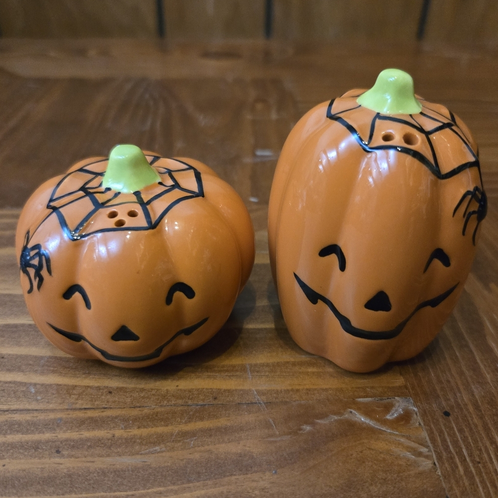 Halloween Orange Pumpkin Jack o Lantern Salt and Pepper Shakers